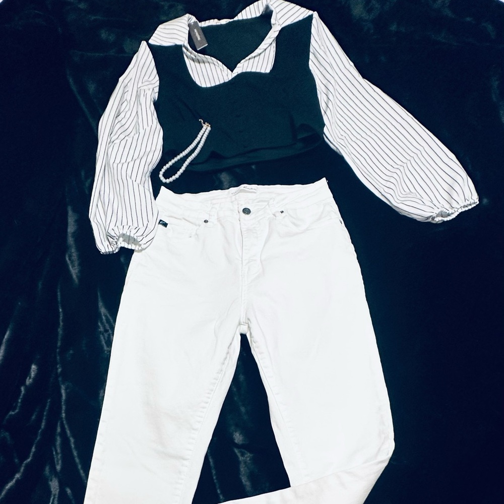 Total Academia Outfit! White High-Rise Skinny Jeans And Corset Style Top! View 2